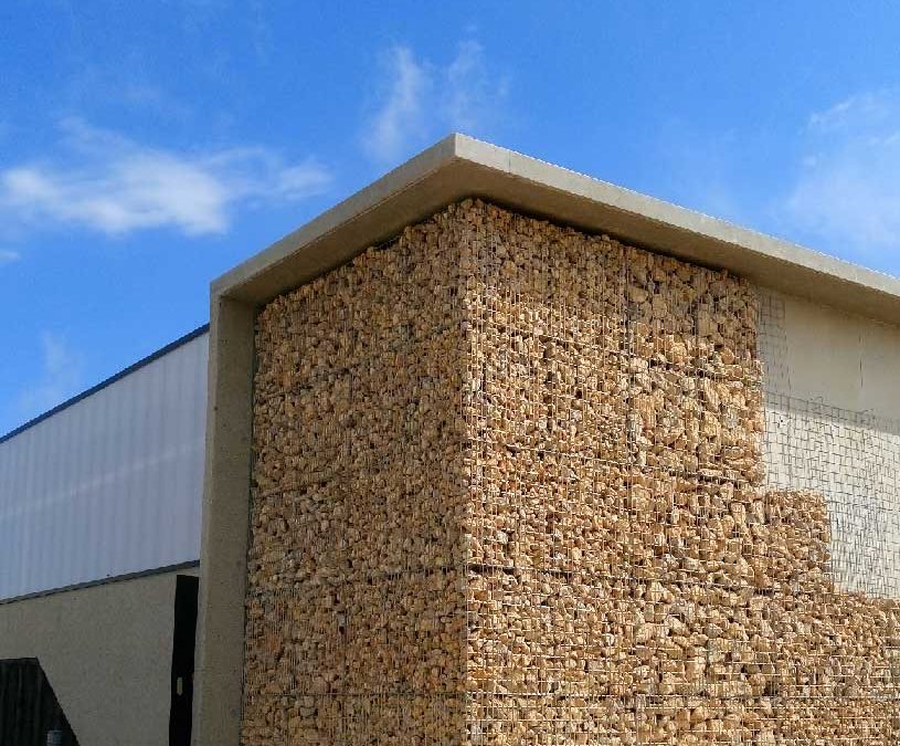 Parement de façade en gabions – gymnase de Sérignan (Hérault, 34)