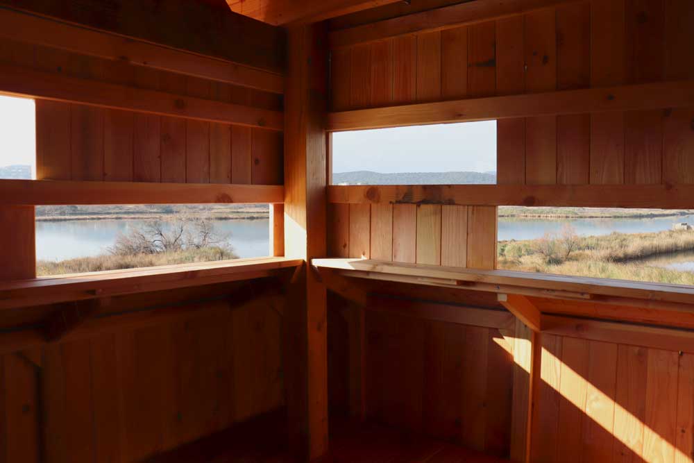 Fenêtres d'observation de l'observatoire en bois des étangs de villepey, Fréjus 83