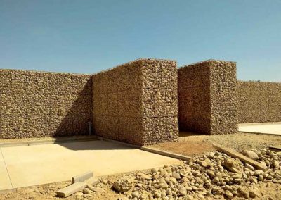 Mur anti-bruit en gabions et noyau de sable – Istres (Bouches-du-Rhône, 13)
