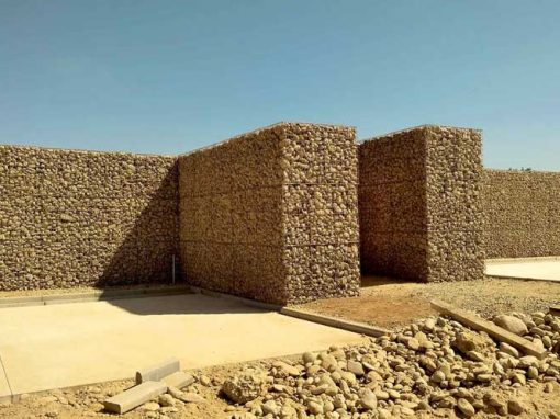Mur anti-bruit en gabions et noyau de sable – Istres (Bouches-du-Rhône, 13)