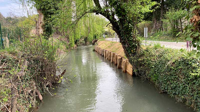 Tunage en bois sur un canal